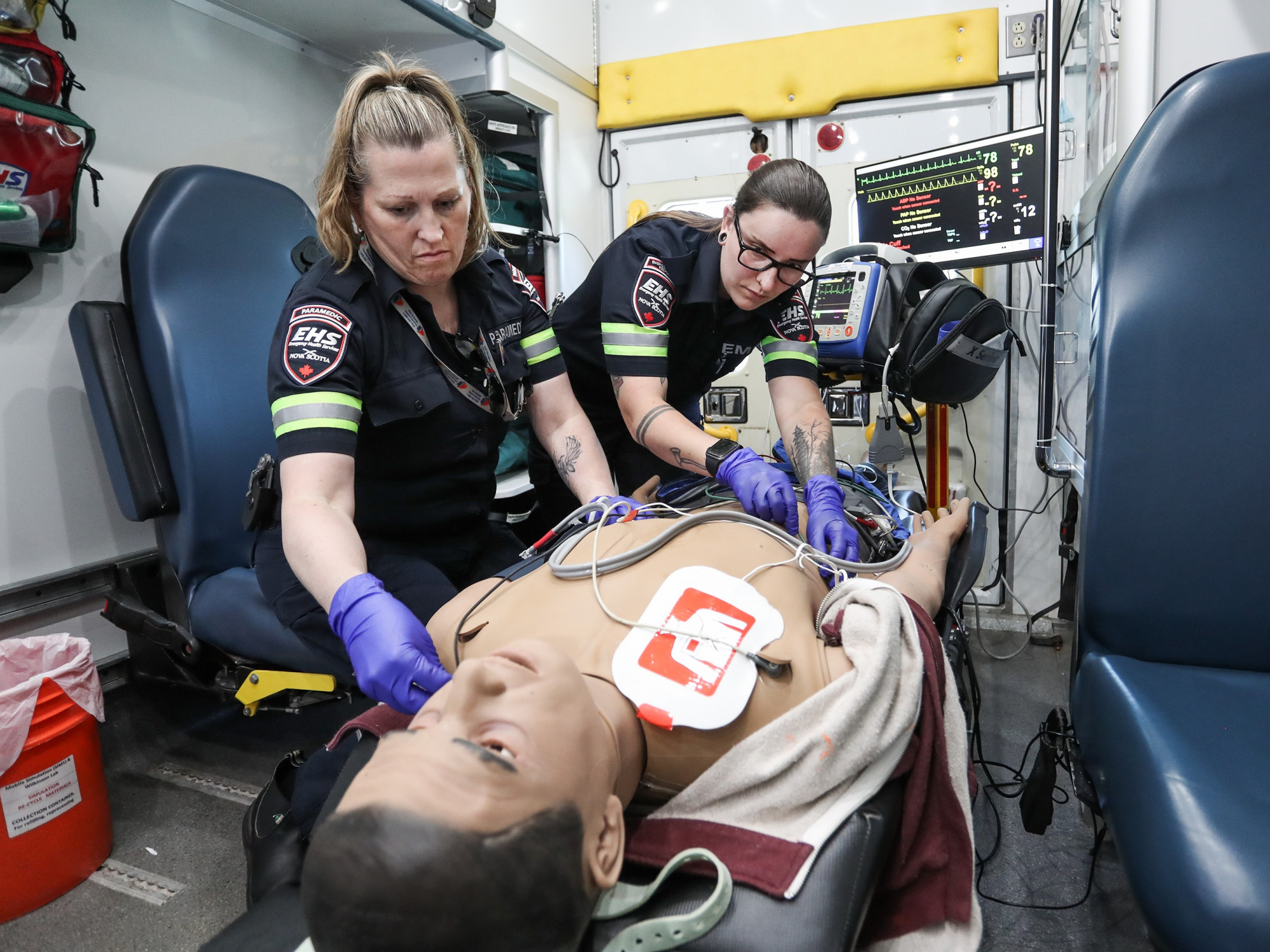 Photo of a paramedic training an emergency first responder