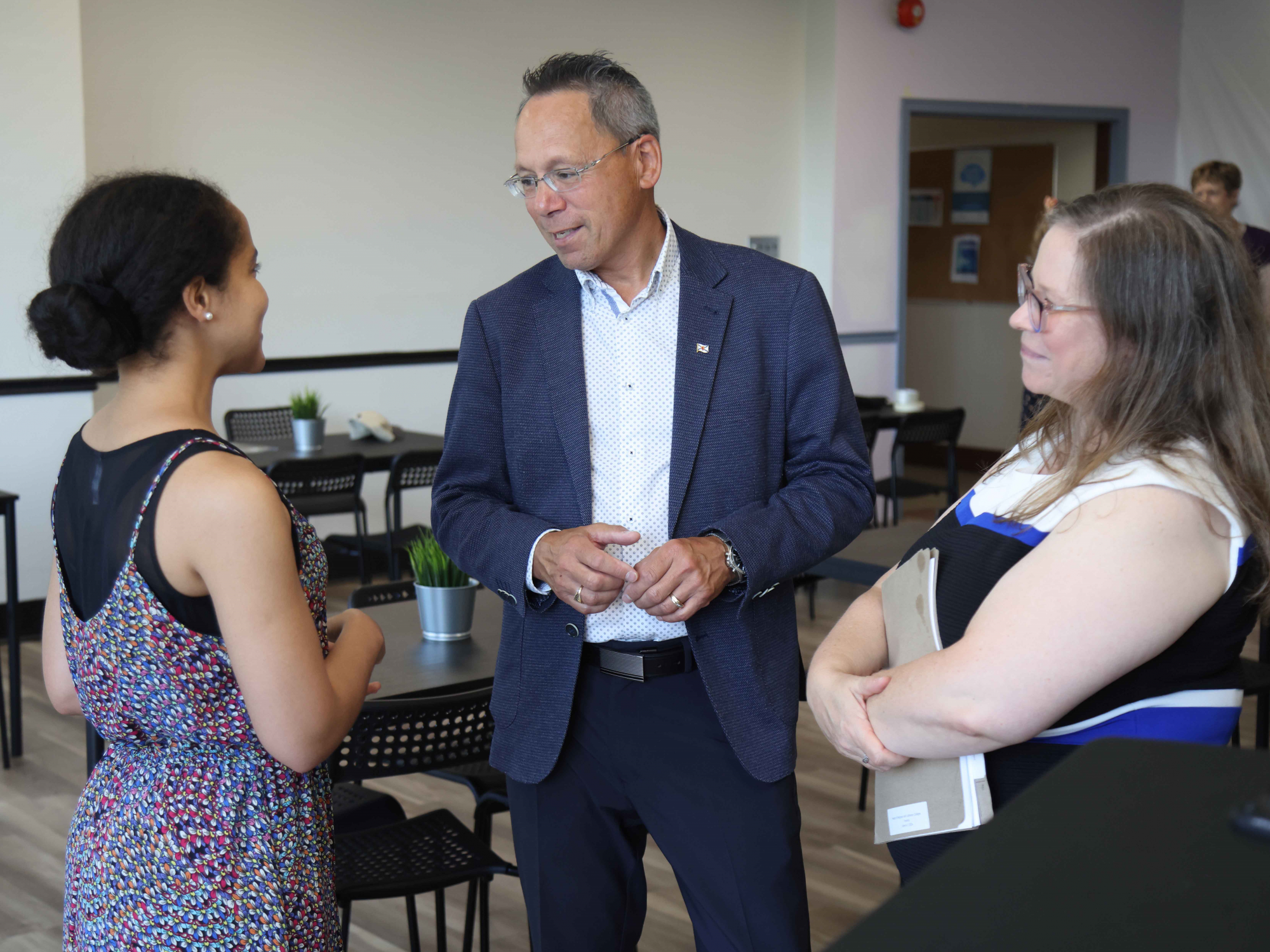 Advanced Education Minister Brian Wong speaks with Francesca Southwell, a student living on campus at the Atlantic School of Theology, and university President Heather McCance. (Communications Nova Scotia)