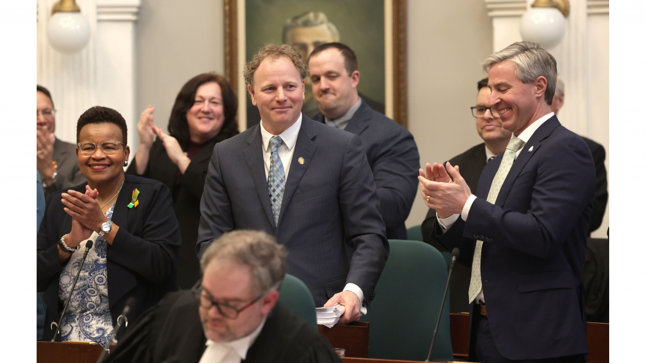 Photo of Finance and Treasury Board Minister Allan MacMaster in the legislative chamber