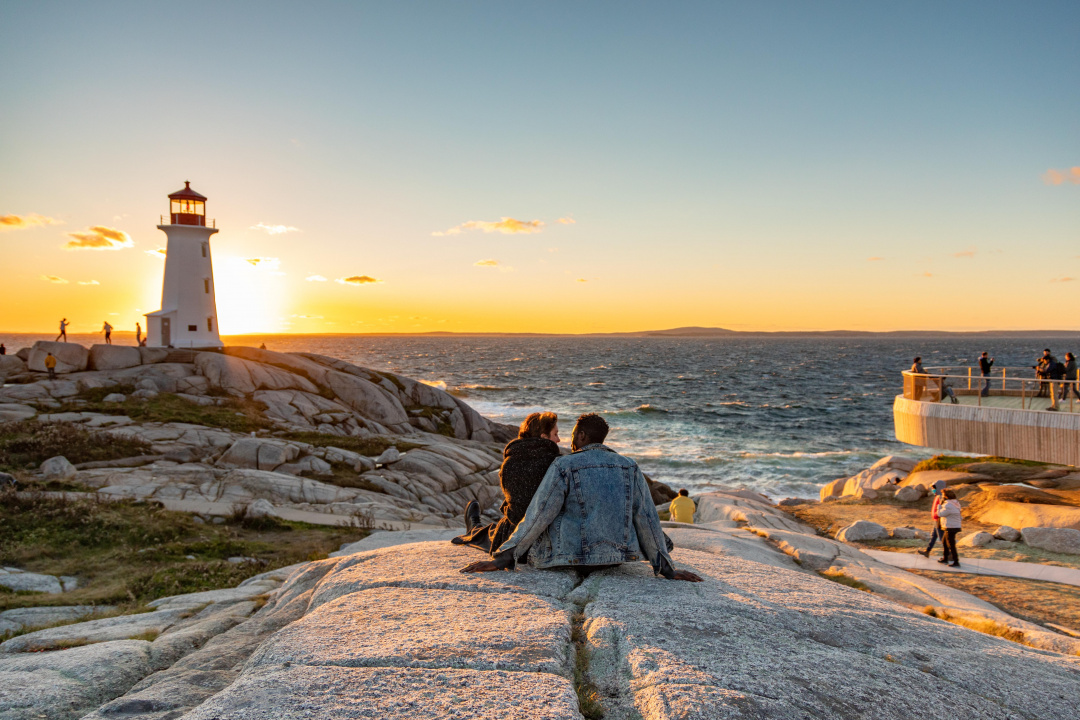 Photo of people visiting the Peggys Cove lighthouse site (Tourism Nova Scotia/Acorn Art & Photography)