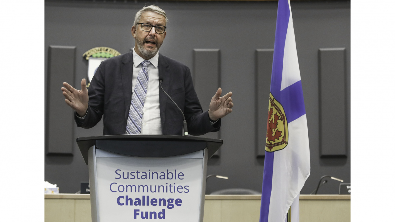 Photo of Minister Lohr at a podium