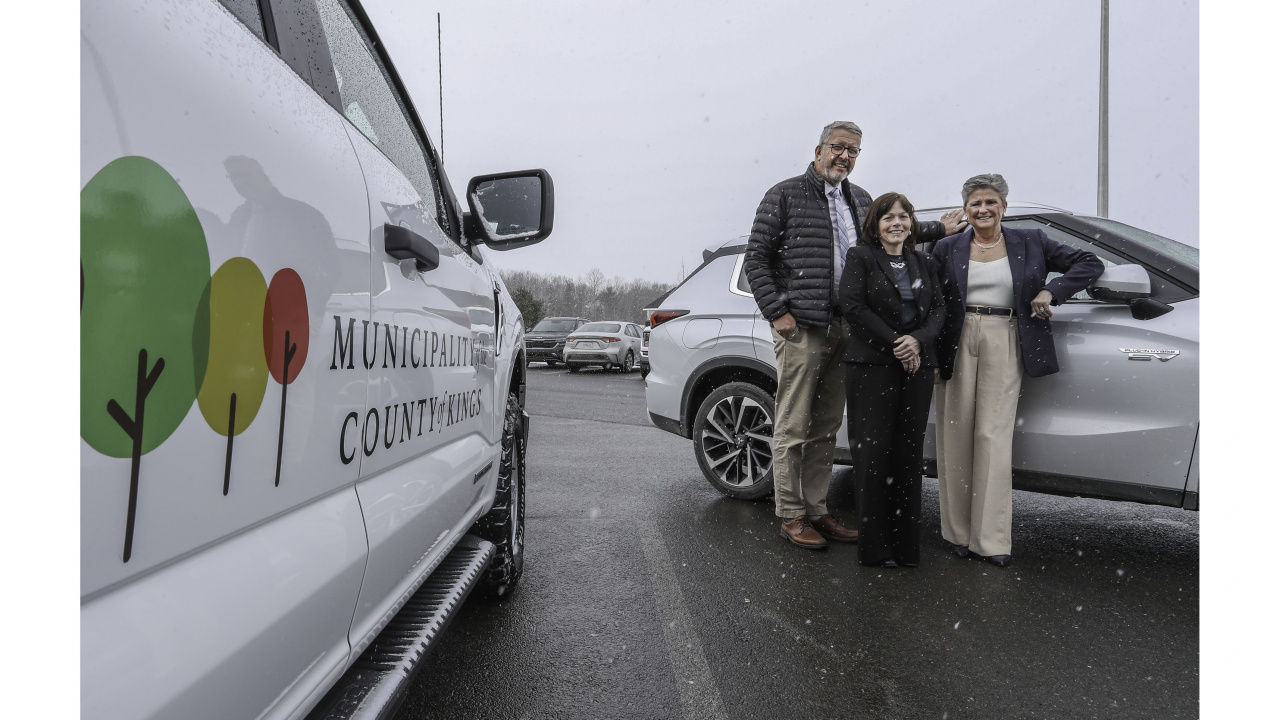 Photo of Minister Lohr, Juanita Spencer, CEO, Nova Scotia Federation of Municipalities and Kings Coun. Martha Armstrong beside EV