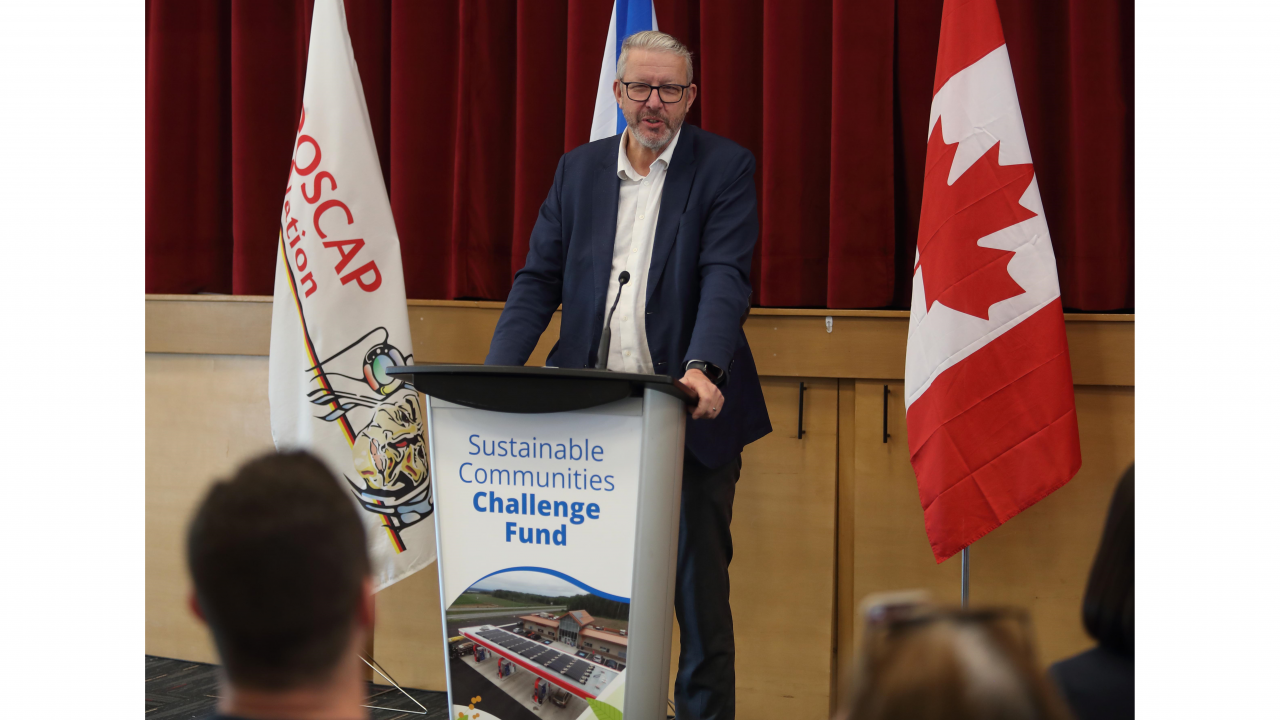 Photo of Municipal Affairs and Housing Minister John Lohr standing at a podium