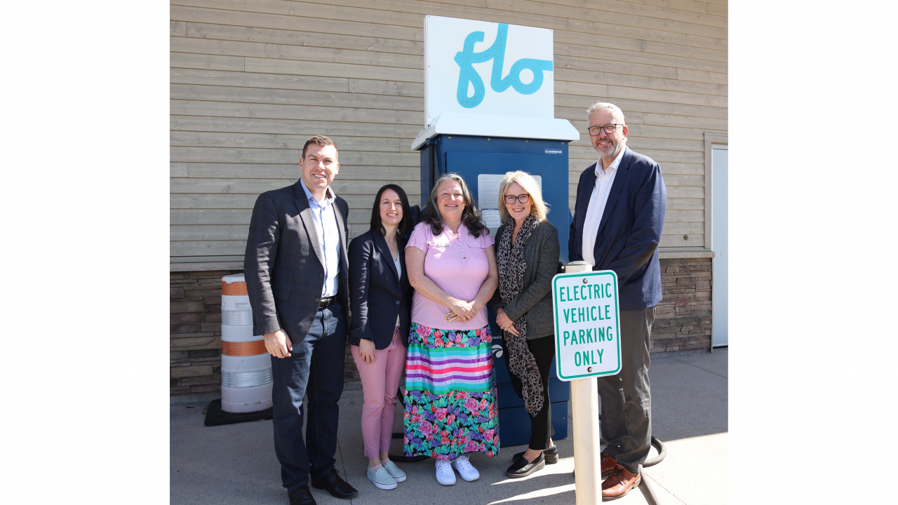 Photo of Municipal Affairs and Housing Minister John Lohr and others