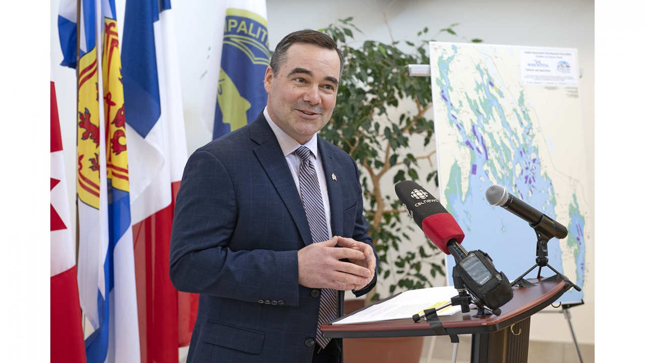 Photo of Fisheries and Aquaculture Minister Kent Smith speaking at a podium