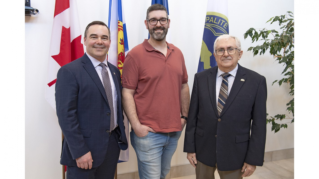 Photo of Kent Smith, Minister of Fisheries and Aquaculture; Colton D’Eon, D’Eon Oyster Company; and Danny Muise, Warden, Municipality of the District of Argyle