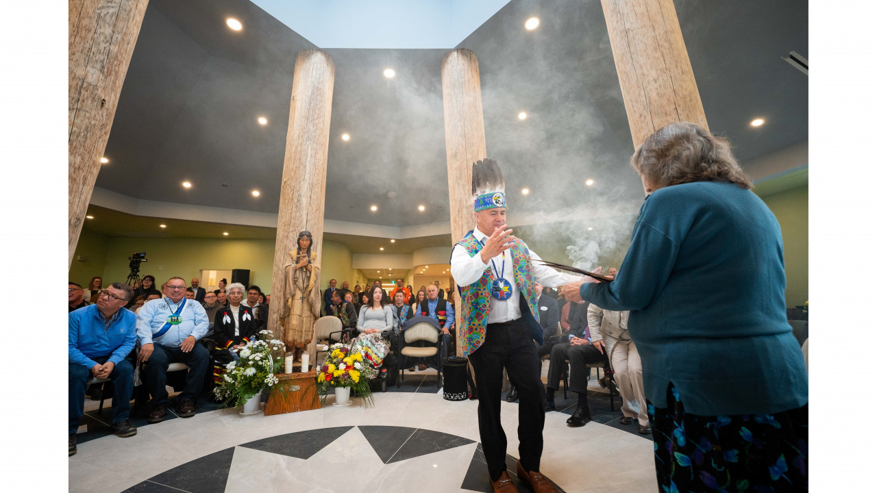 Photo of Eskasoni Chief Leroy Denny and Elder Lottie Marshall at the Kiknu long-term care home