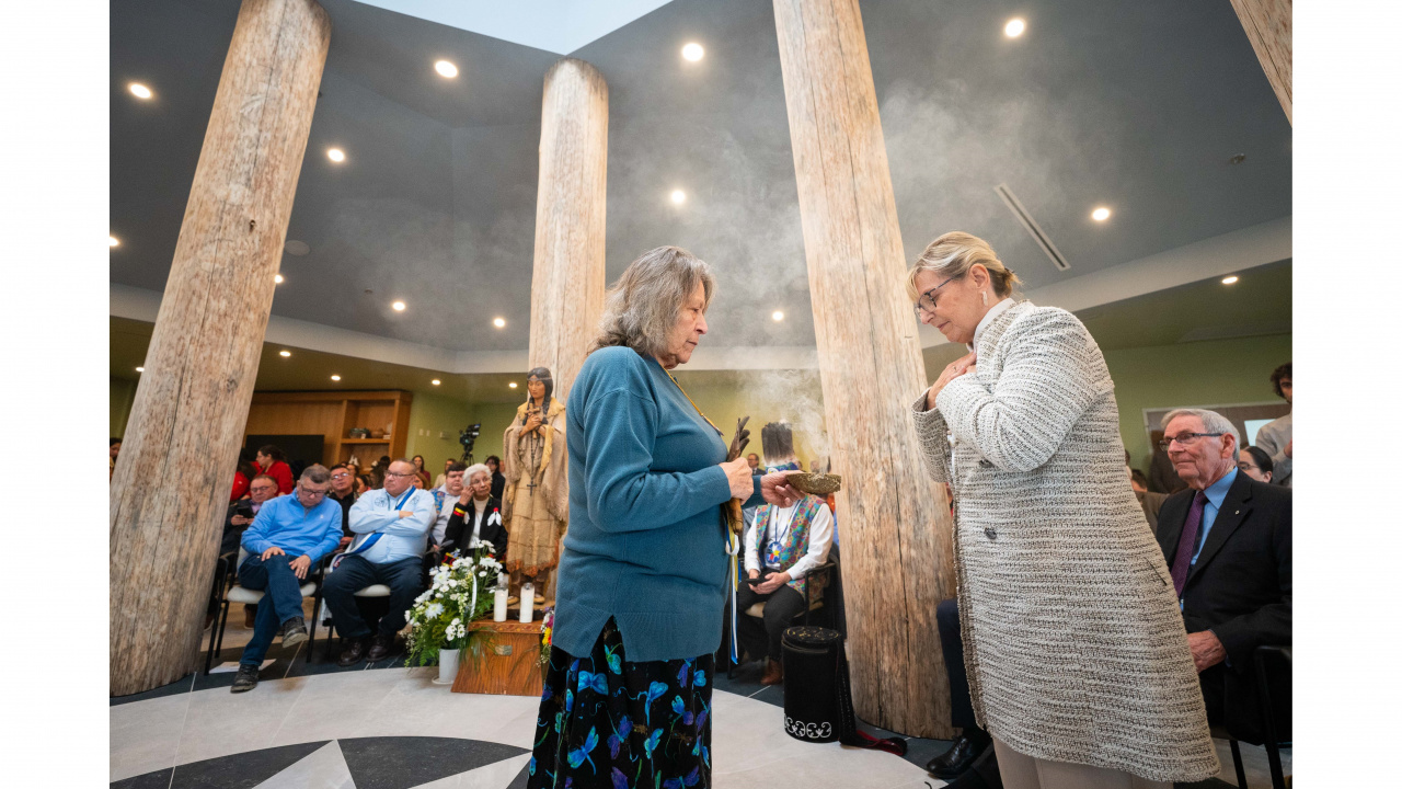 Photo of Seniors and Long-Term Care Minister Barbara Adams and Elder Lottie Marshall at the Kiknu long-term care home