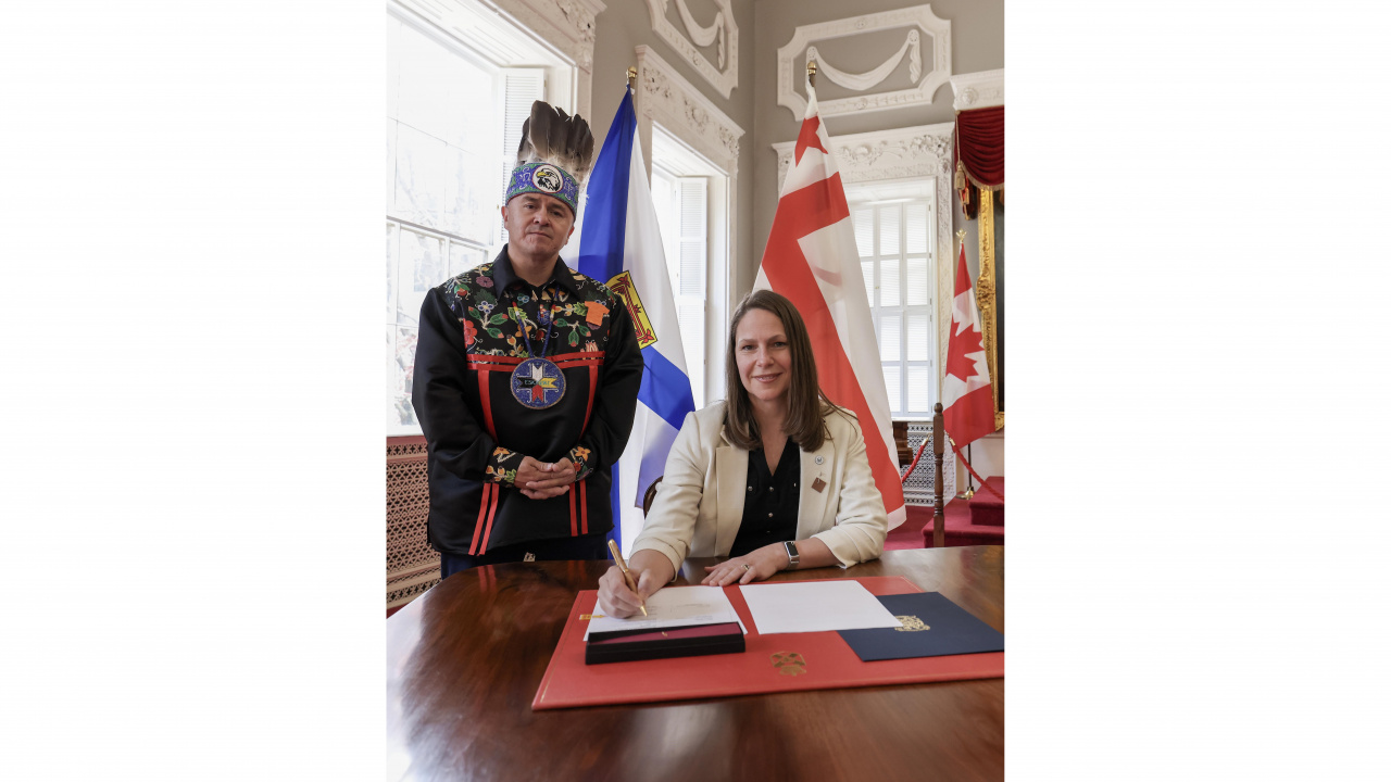 Education and Early Childhood Development Minister Becky Druhan and Chief Leroy Denny pause for photos as they sign the Mi’kmaq Education Agreement. (Communications Nova Scotia)