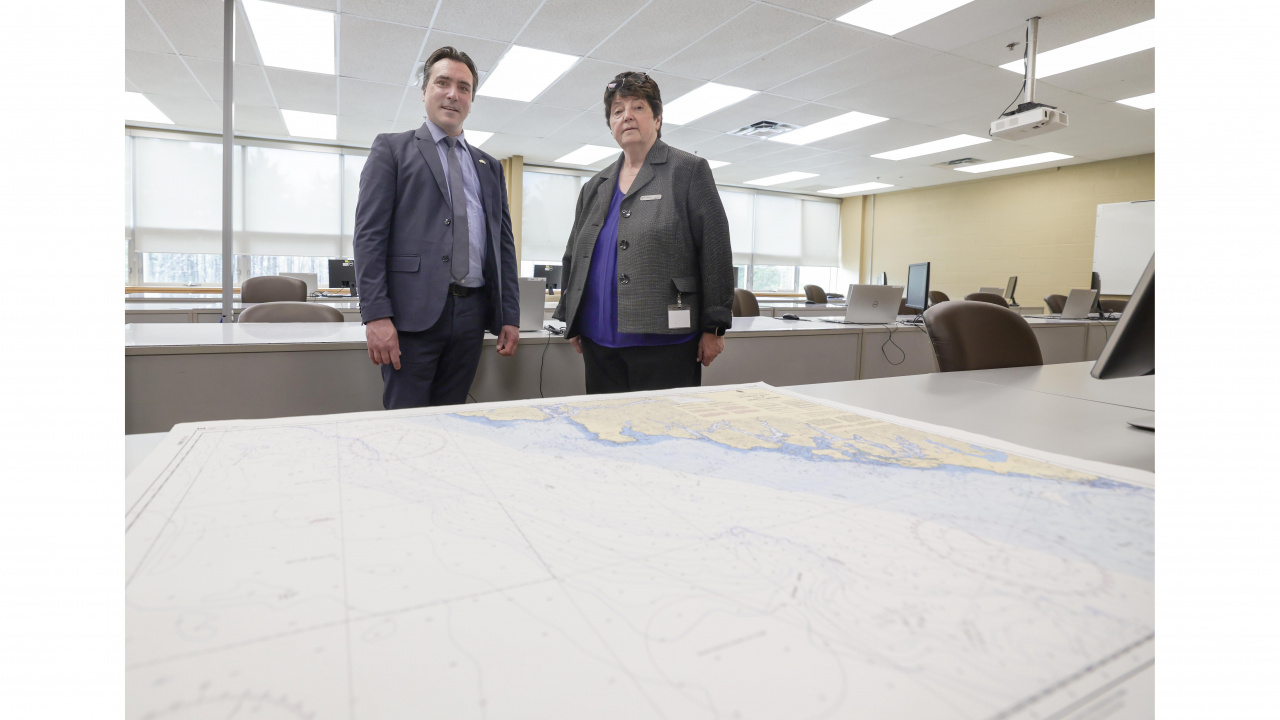 Photo of Shelburne MLA Nolan Young and Mary Thompson, Principal at NSCC's Shelburne campus