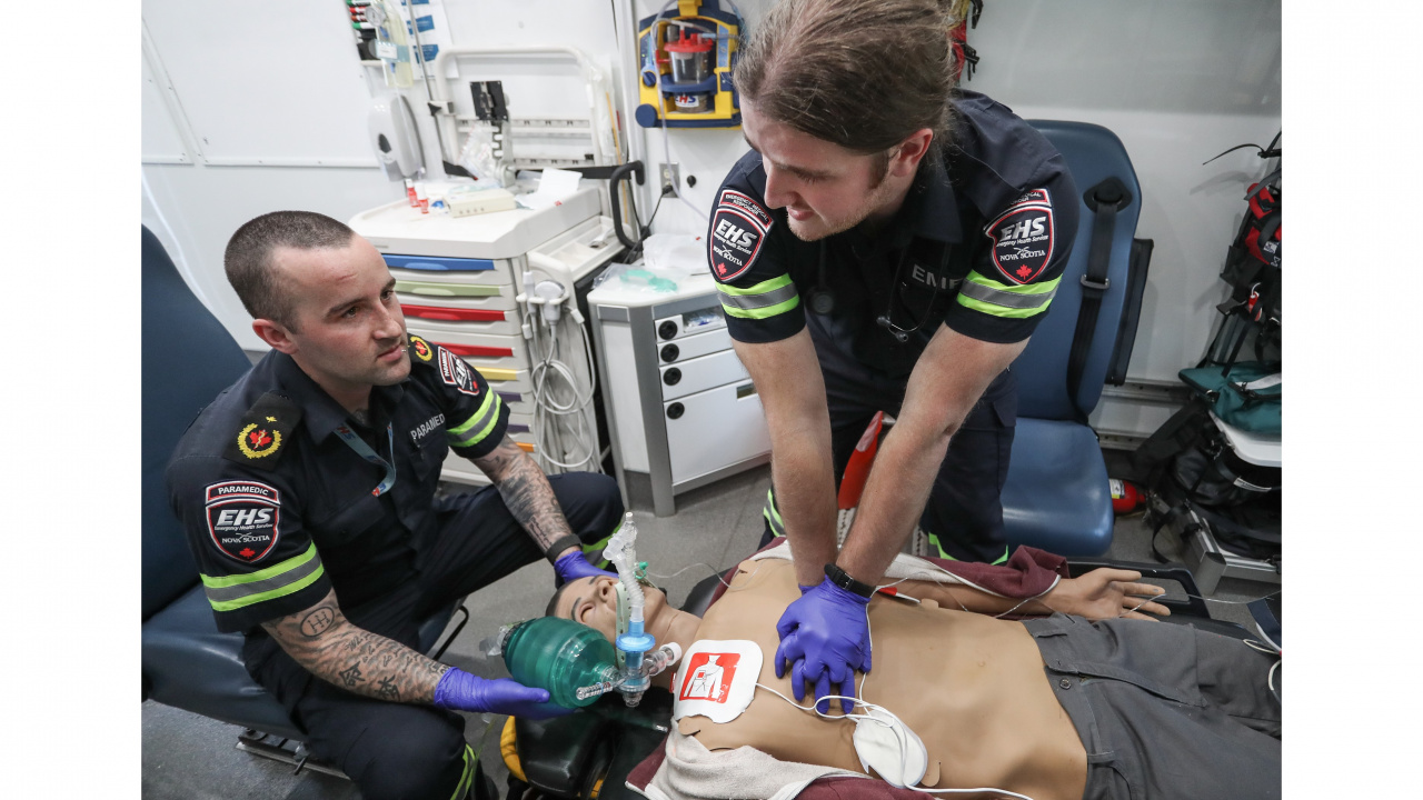 Photo of paramedic training an emergency medical responder 