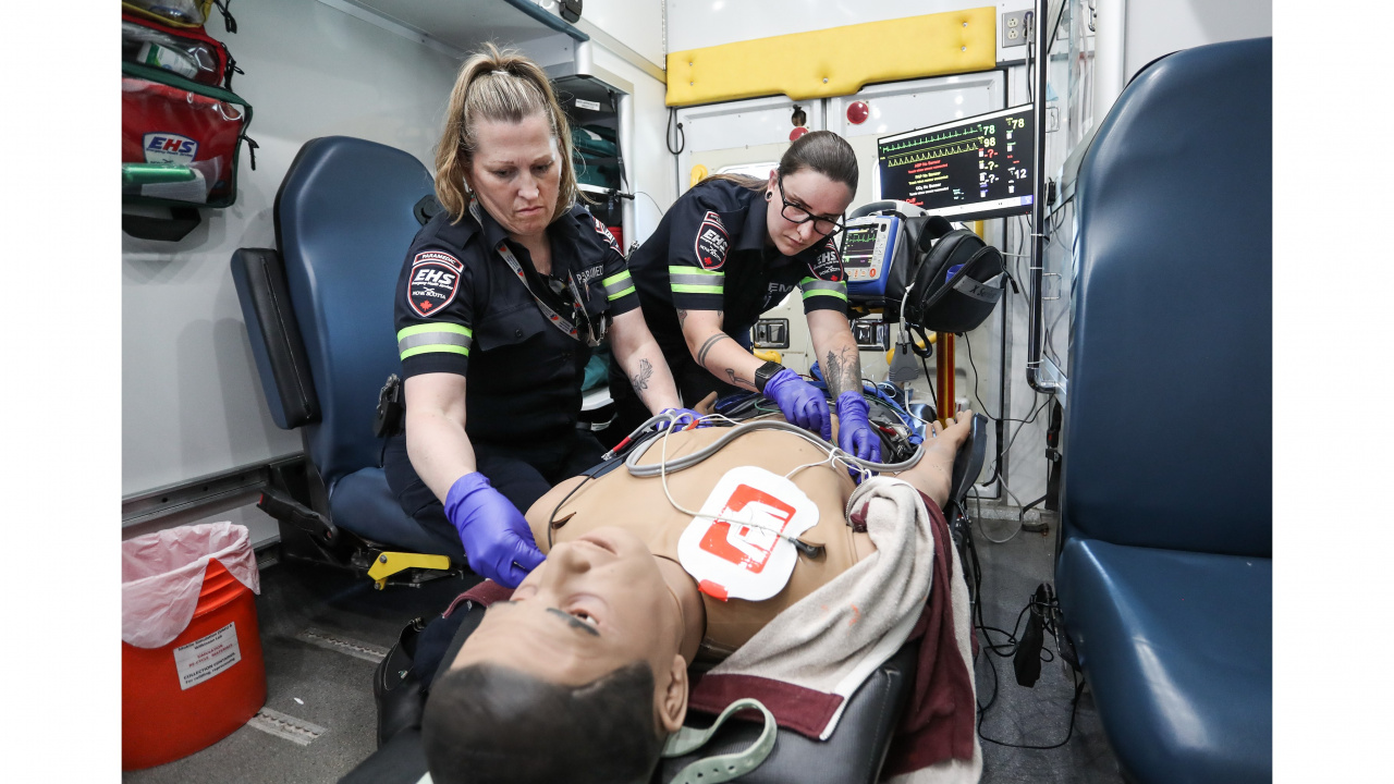 Photo of a paramedic training an emergency first responder
