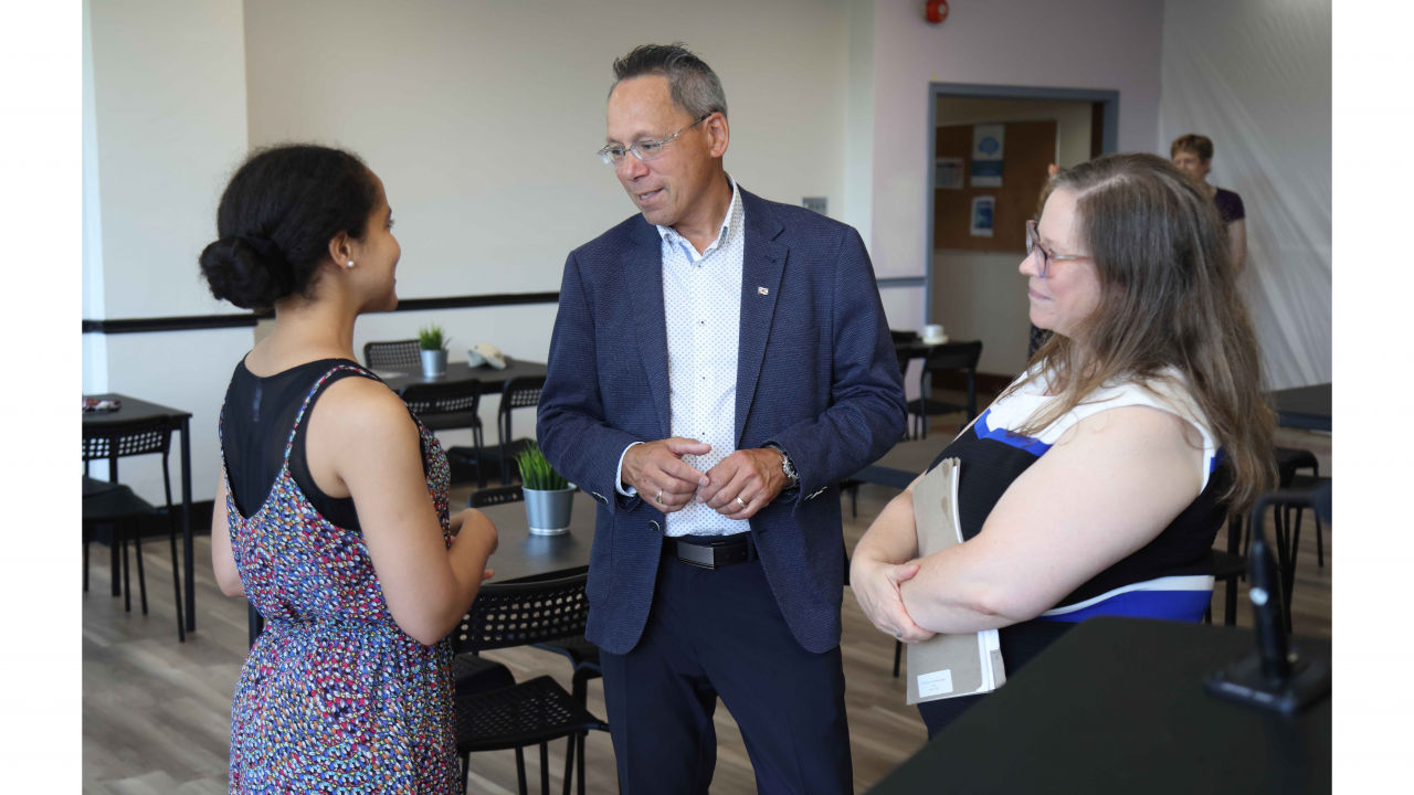 Advanced Education Minister Brian Wong speaks with Francesca Southwell, a student living on campus at the Atlantic School of Theology, and university President Heather McCance. (Communications Nova Scotia)