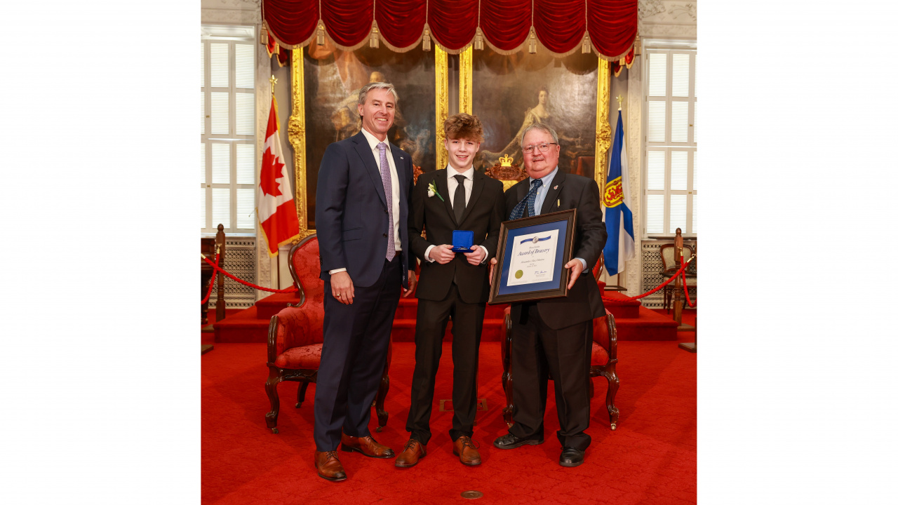 Photo of 2024 Medal of Bravery award recipient Alex Munroe with Premier Tim Houston and Medal of Bravery Advisory Committee Chair Tom Steele