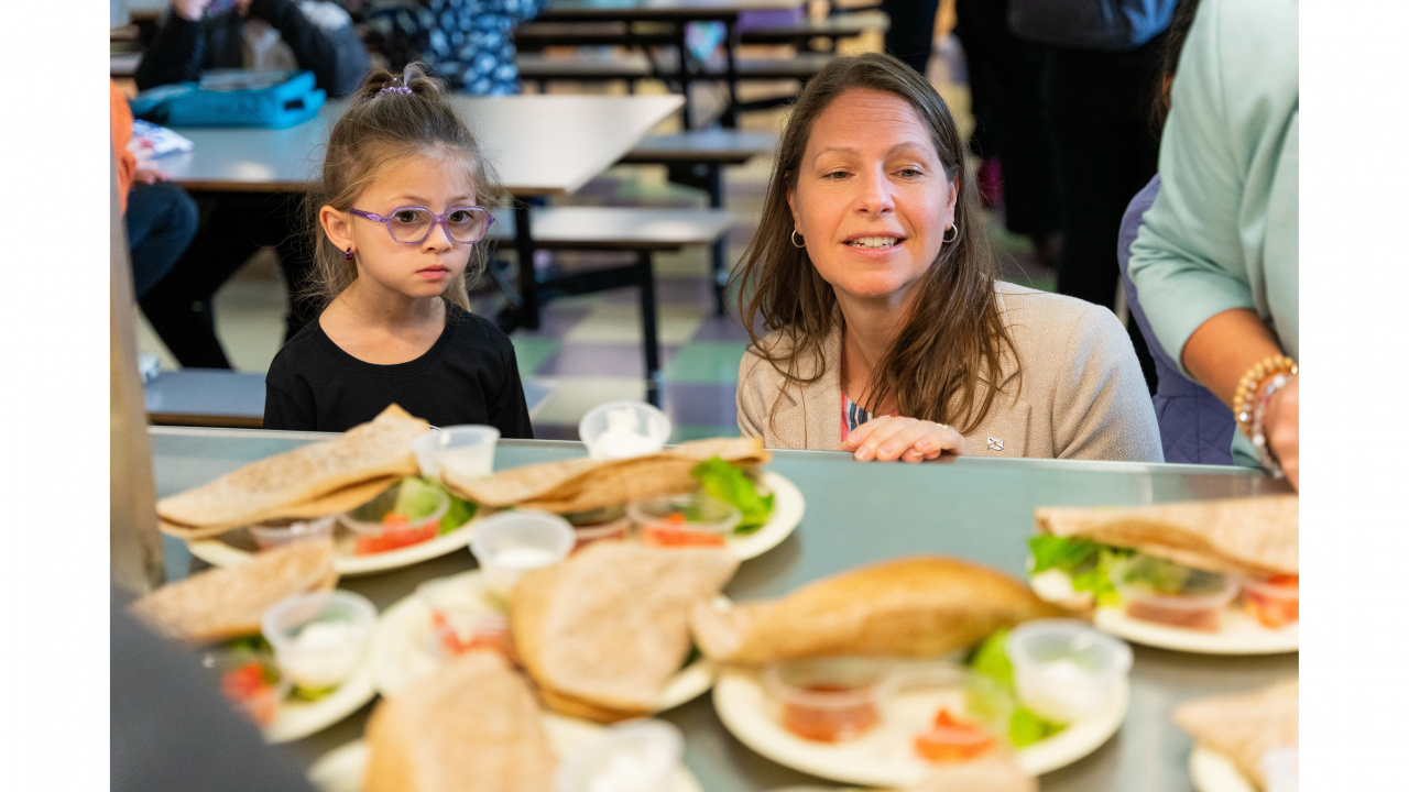 Photo of Education and Early Childhood Development Minister Becky Druhan looking at lunches with a student