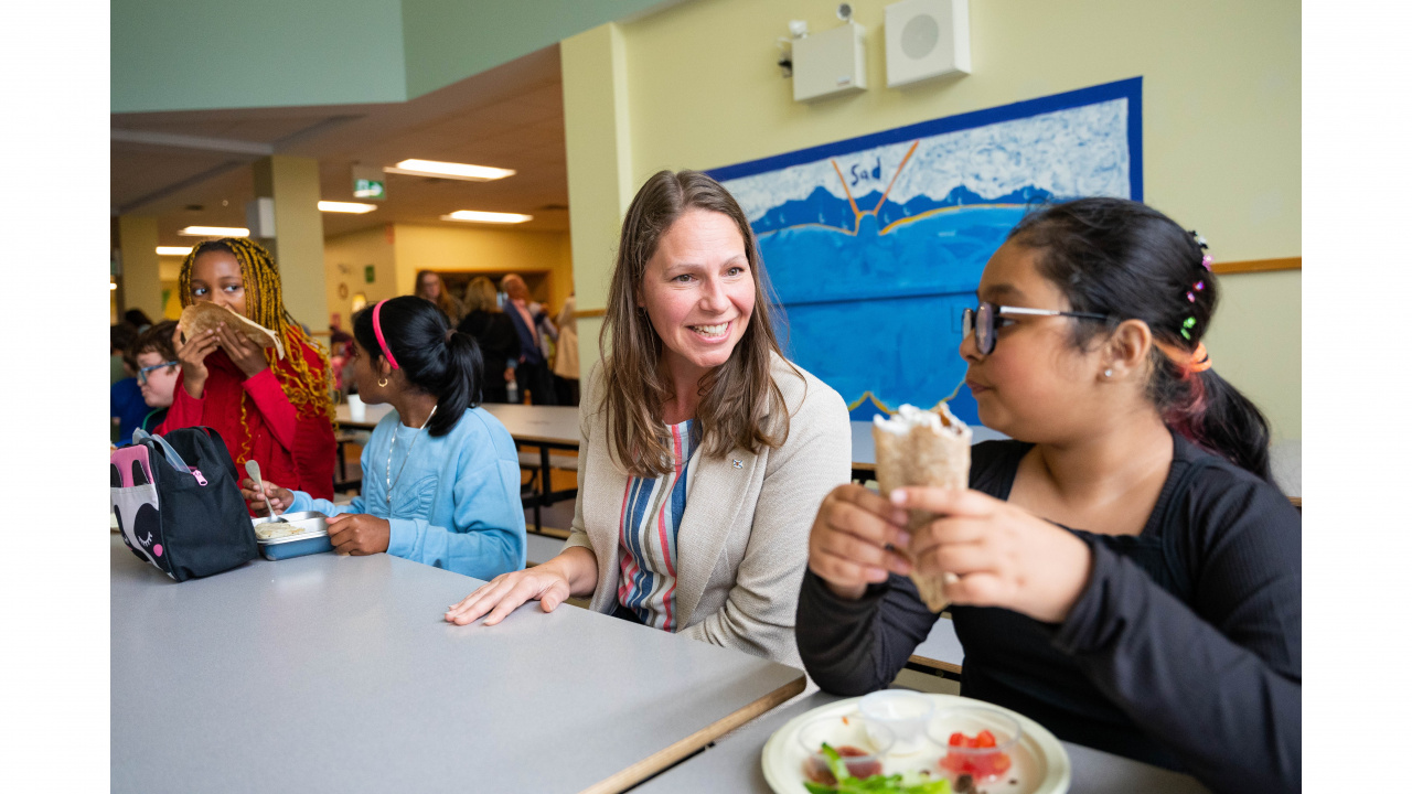 Photo of Education and Early Childhood Development Minister Becky Druhan with children at lunchtime