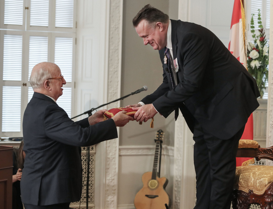 Photo of Arthur J. LeBlanc presenting Lt.-Gov. Mike Savage with the Royal Key