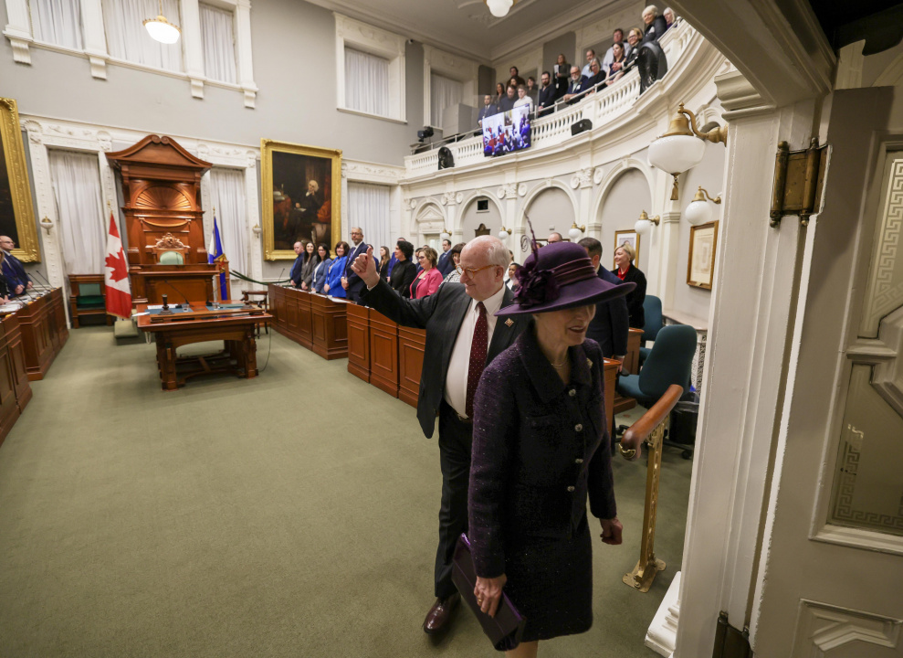 Photo of Lt.-Gov. Arthur LeBlanc and Mrs. Patsy LeBlanc leaving the legislative chamber