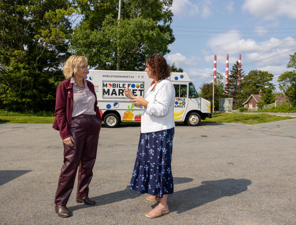 Barbara Adams, ministre des Aînés et des Soins de longue durée (à gauche), et Mandy Chapman, directrice générale de la Nova Scotia Mobile Food Market Society