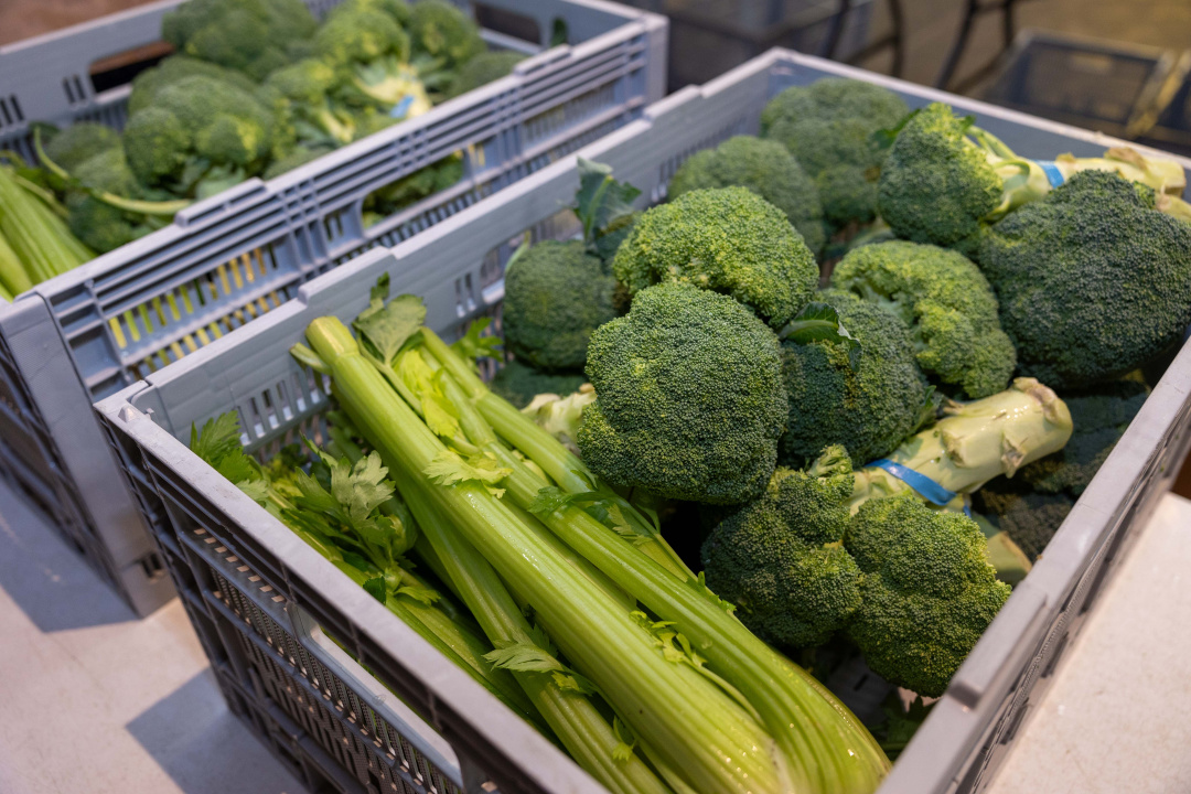 Céleri et brocoli dans un cageot