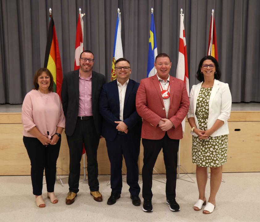 Suzanne Saulnier, directrice générale, Centre d’appui à la petite enfance de la Nouvelle-Écosse; Michelle Colette, directeur général, Conseil scolaire acadien provincial; Brendan Maguire, ministre de l’Éducation et du Développement de la petite enfance; Jaime Battiste, député de Cape Breton-Canso-Antigonish; et Michelle Thompson, ministre de la Santé et du Mieux-être et députée d’Antigonish 