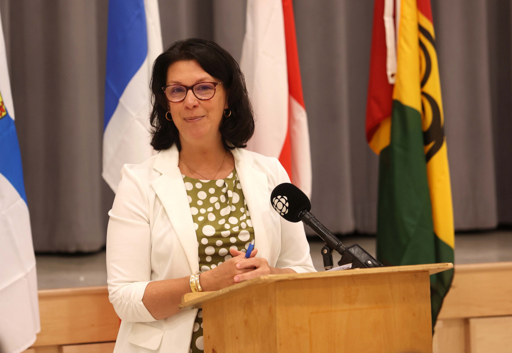 La ministre de la Santé et du Mieux-être, Michelle Thompson, sur l’estrade