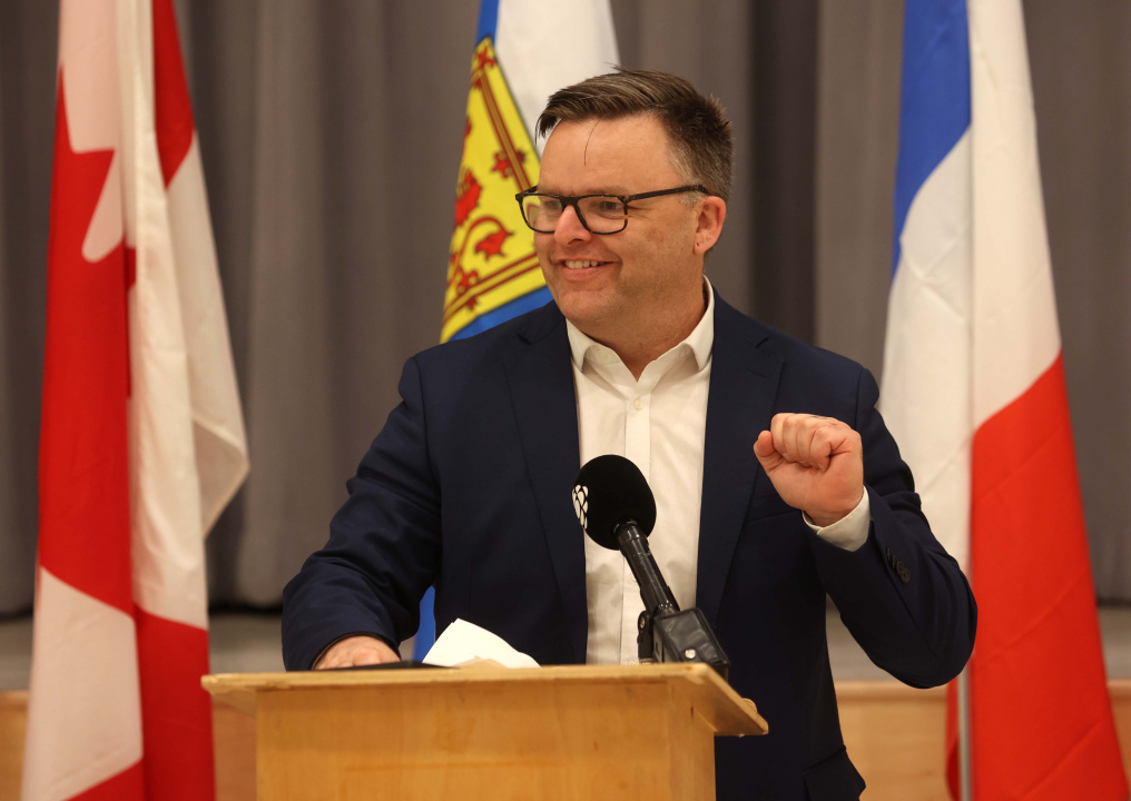 Le ministre de l’Éducation et du Développement de la petite enfance, Brendan Maguire, sur l’estrade 
