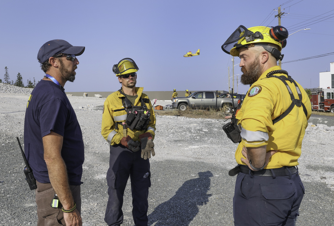 Fire crew discuss the wildfire.