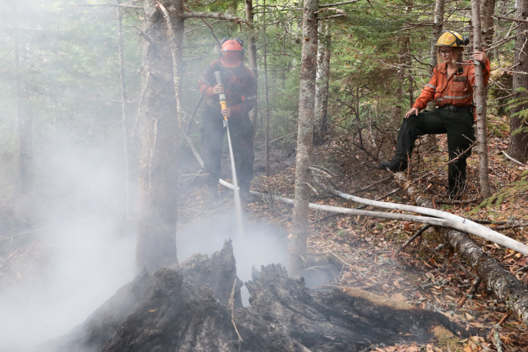 Ontario Crew Leader Neve McKay (L) and Rachel Haavaldsrud with crew, working on dousing deep burning fire at Paradise Lake