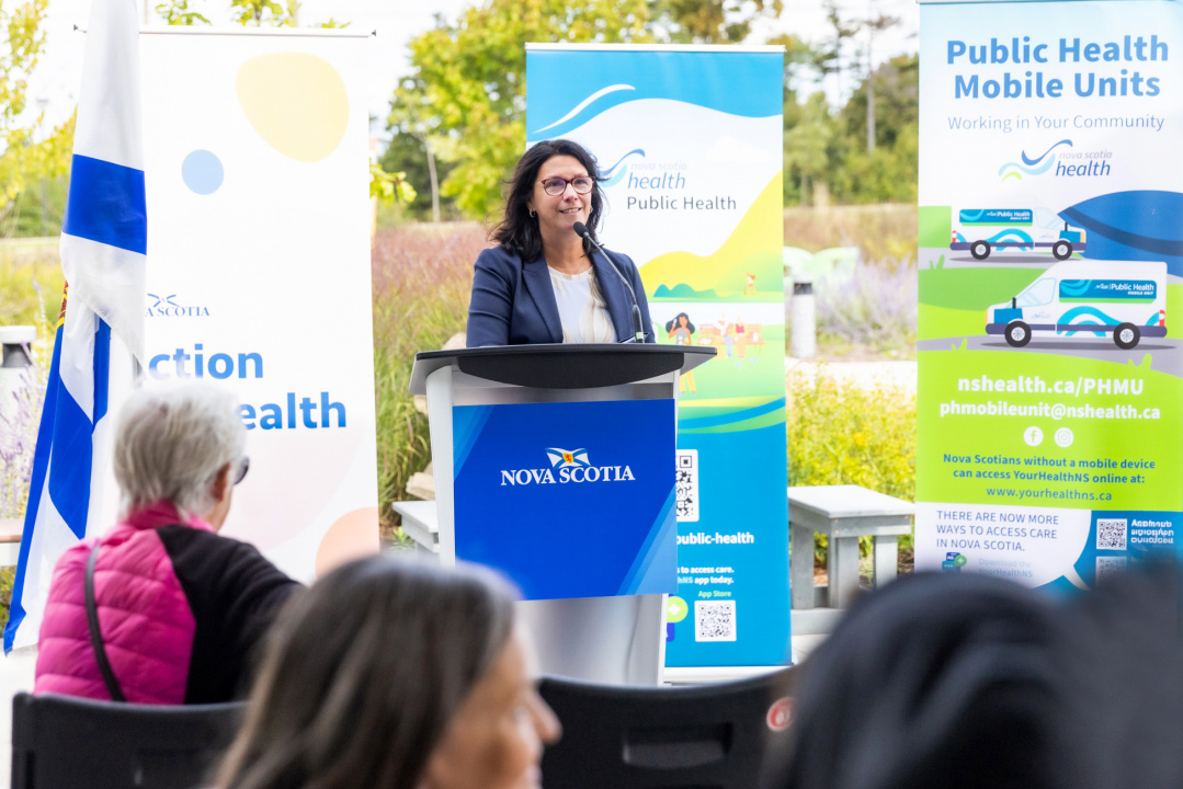 Michelle Thompson, ministre de la Santé et du Mieux-être, fait une annonce au sujet de l’immunisation contre le VRS.