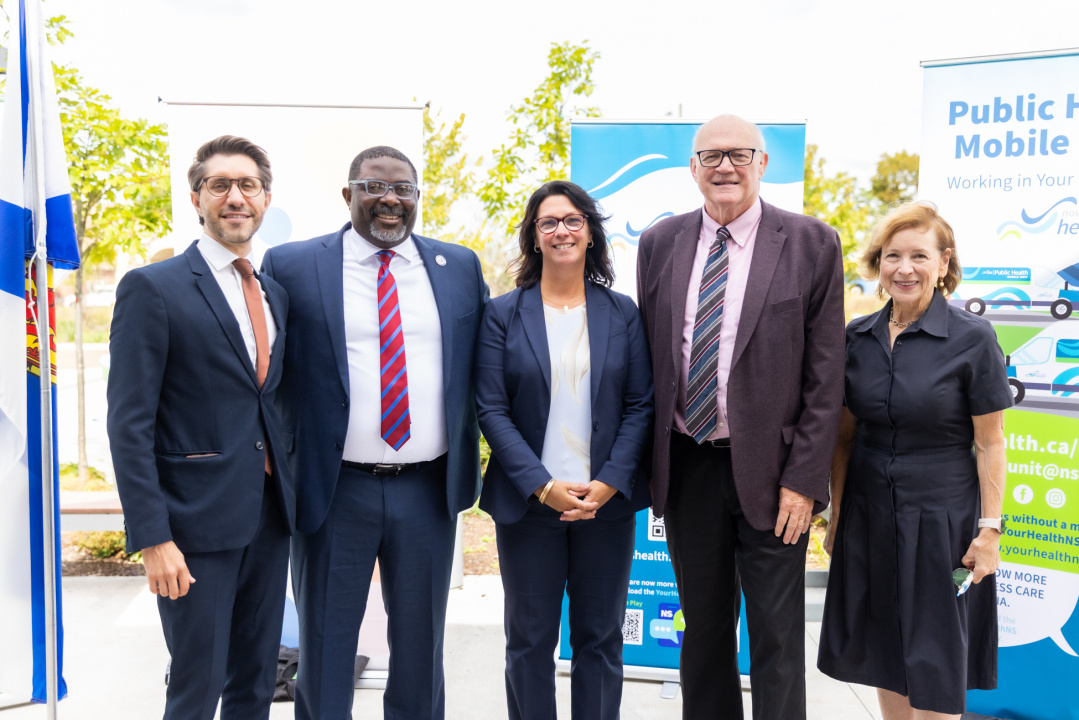À partir de la gauche, le Dr Jesse Kancir, médecin hygiéniste en chef adjoint; Adegoke Fadare, député de Clayton Park West; Michelle Thompson, ministre de la Santé et du Mieux-être; le Dr Robert Strang, médecin hygiéniste en chef; la Dre Joanne Langley, chef de la division des maladies infectieuses au IWK Health et professeure en pédiatrie, santé communautaire et épidémiologie à l’Université Dalhousie.