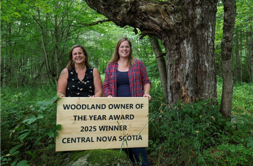 Erin Bremner (left) with sister Robin Popma.