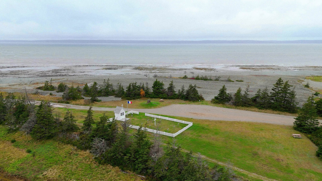 Le cimetière et la réplique de la chapelle au site historique de Pointe-à-Major