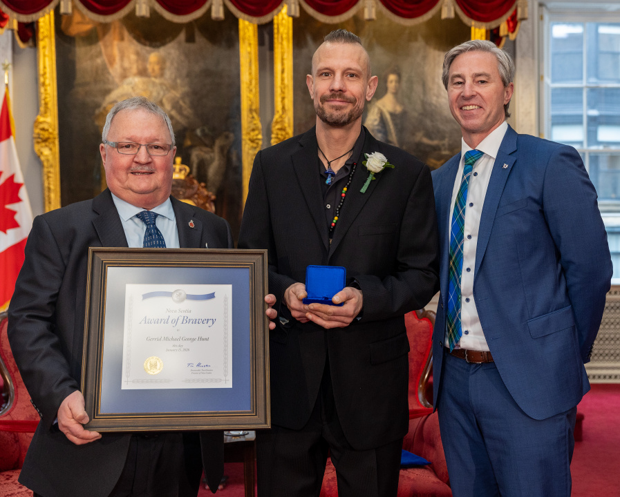 L-R: Tom Steele, Chair, Medal of Bravery Advisory Committee; Gerrid Hunt of Lower Sackville; and Premier Tim Houston