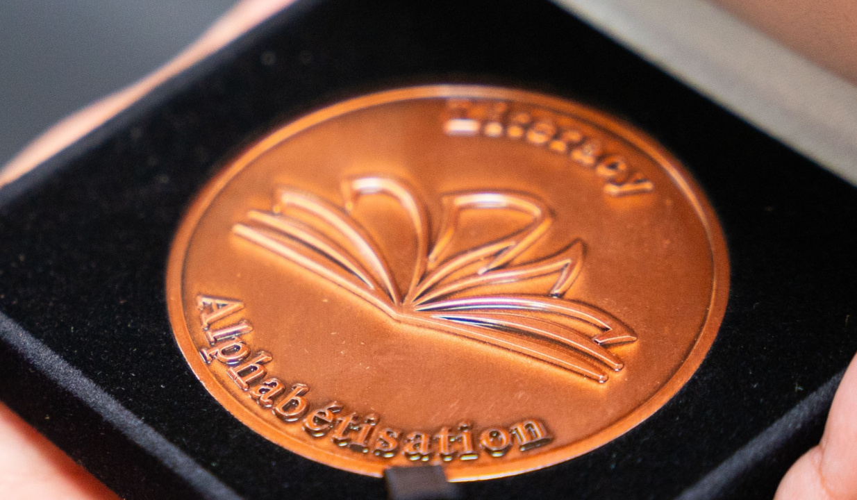 Medallion given to Council of the Federation Literacy Award recipients