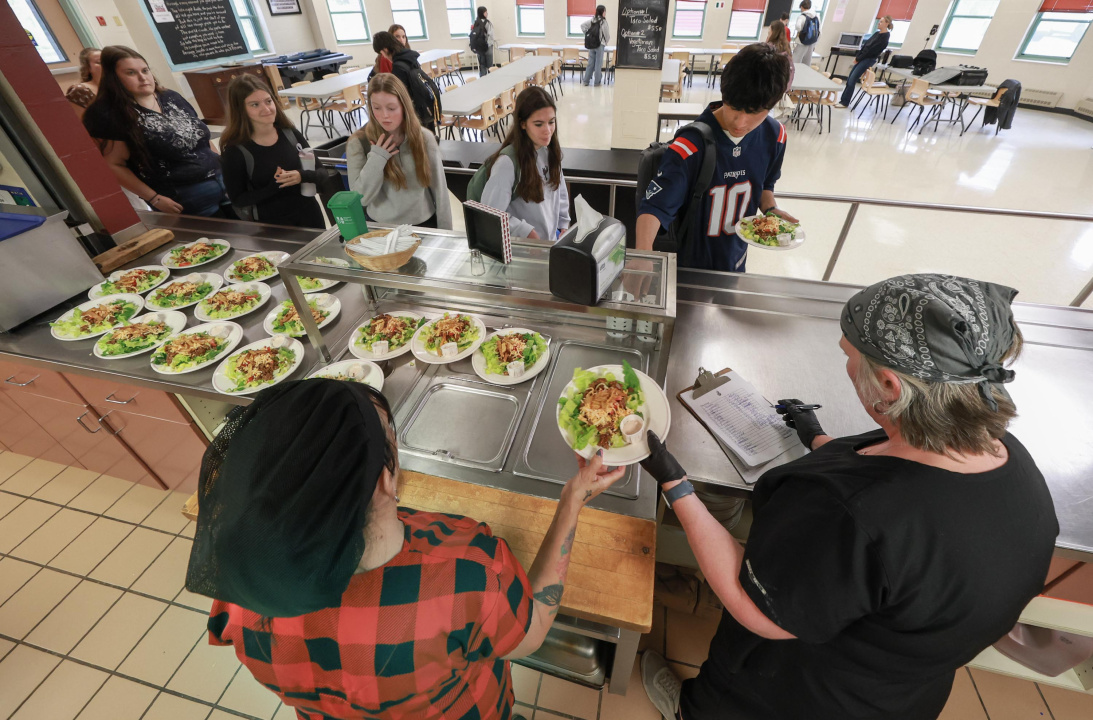 Cinq élèves de l’école secondaire régionale de Liverpool font la file dans la cafétéria pour gouter la nouvelle salade de tacos qui sera au menu du programme de repas de midi dans les écoles de la Nouvelle-Écosse l’année scolaire prochaine.